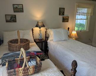 Twin Beds, Close Up
