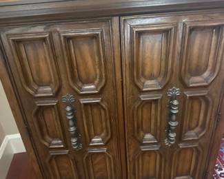 Buffet cabinet (closed)