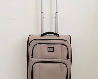 76 DockersSoftsideSuitcasewTelescopingHandle
