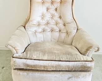 15 VintageStyleTuftedArmchairwVelvetUpholsteryDarkPiping