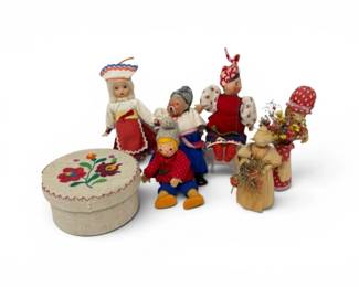 124 InternationalFolkArtDollsCornHuskFiguresEmbroideredBox
