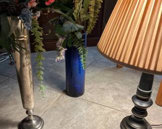 A Double Flower Vase Set With Table Lamp