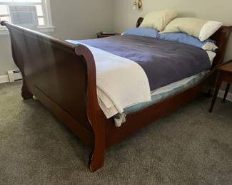Queen Size Sleigh Bed With Mattress