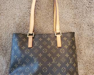 Louis Vuitton approx 14" x 14" great condition