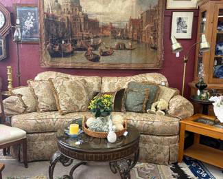 Tapestry comes from Venice, painting of Saint Mary of Help and the grand Canal woven in Belgium
