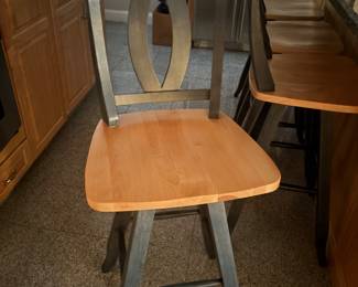 4 KITCHEN COUNTER STOOLS