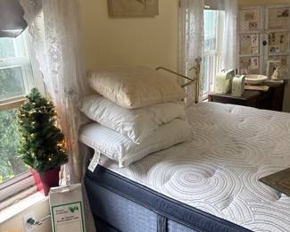 beautiful queen size bed in great condition plus metal headboard 
