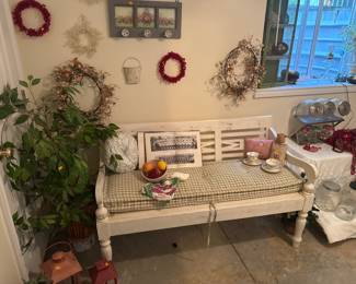adorable little bench and decor 