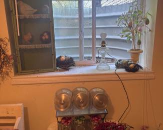 decor and holiday items 