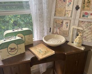 small vintae desk and decorative accessories 