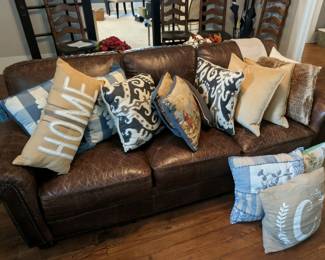 Leather sofa/ like new Weirs