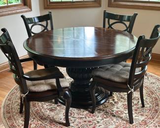 Round kitchen table with an additional leaf and 6 chairs