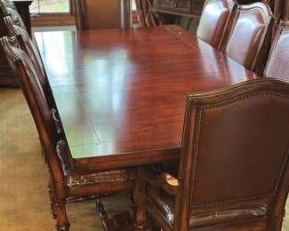 Fantastic dining table with an additional leaf and 8 chairs