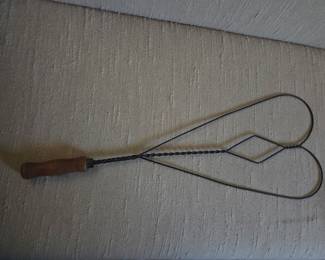 Vintage Wire Rug Beater with Wooden Handle