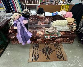 Vintage Floral Couch can presale. Great condition