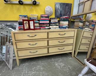 Dresser . Large item can presale