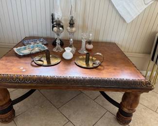 Beautiful coffee table with oil lamps and Tom thumb candlesticks
