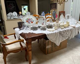A beautiful table with two leaf extensions also comes with six chairs and table top cushions! Everything on this table is beautiful! The table is French\Country inspired