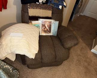 Items Located In The 2nd Bedroom (MASTER)