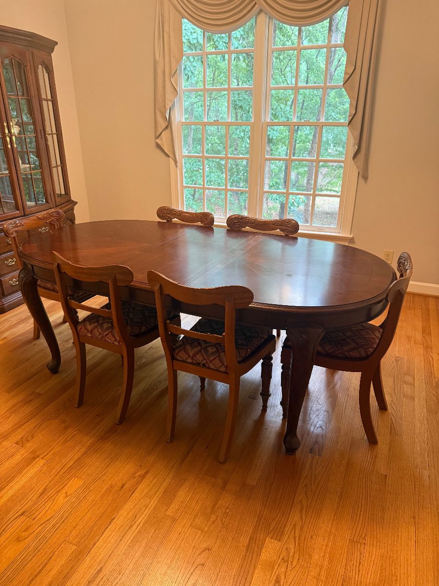 Thomasville Dining Table & 6 Chairs- with 2 leaves - $450