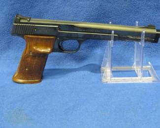 Lot 24. Smith & Wesson model 41, S/N: 9293; 22LR target pistol with an extra barrel, weights, one magazine, and original boxes. Permit Required.