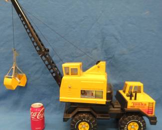 Lot 30. Tonka crane with clamshell bucket. Very good condition.