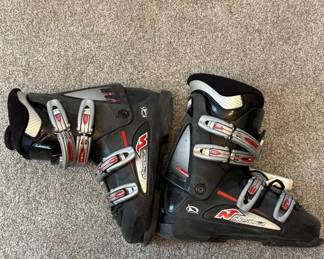 Lot #46 Nordica NT Ski Boots Black Silver 4-Buckle Micro Adjust 305mm Colorado Skiing