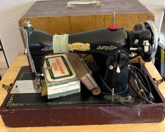 Lot #13 Vintage Singer 201 Tailor-Maid Portable Sewing Machine w/Case & Zigzagger 1940s