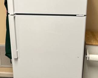GE Appliances Top Freezer Refrigerator