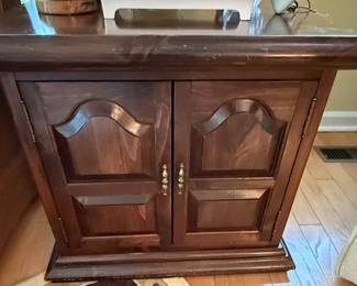 Ethan Allen Old Tavern Style Dark Wood Side Table