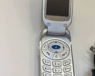 SAMSUNG Mini Flip Phone