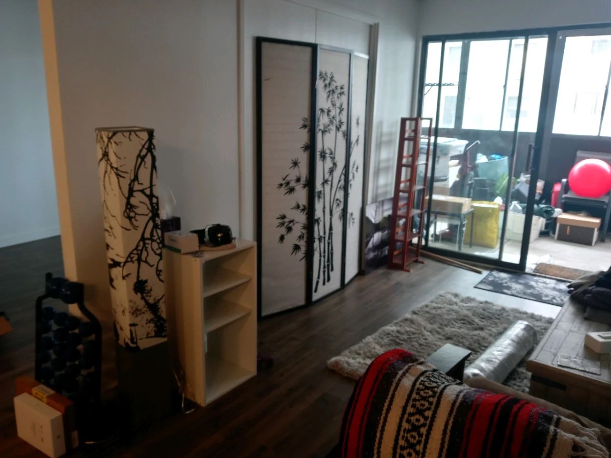 3-fold screen, lamp, rugs, other household items