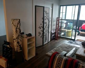 3-fold screen, lamp, rugs, other household items