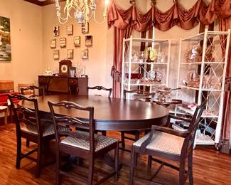Maddox Table Company Mahogany Dining Table - Has 4 Leaves! 6 Chairs