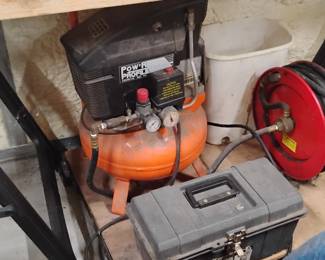 Compressor and air gun