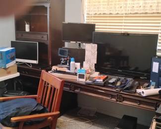 Big three screen computer set up