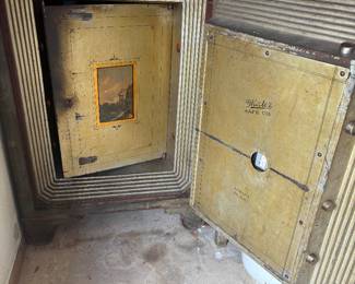 $500. Beautiful, antique Mosley Safe Company safe (works great). 34”w,31d,50t.  MOVING WILL BE YOUR RESPONSIBILITY . Approx 1500# 