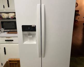 Refrigerator (2022) with ice maker, 