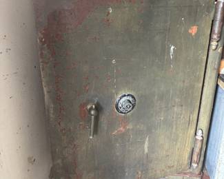 $500. Beautiful, antique Mosley Safe Company safe (works great). 34”w,31d,50t.  MOVING WILL BE YOUR RESPONSIBILITY . Approx 1500# 
