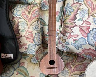 Vintage (ca. 1920) ukulele - split to back shell