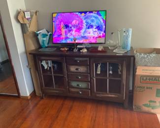 Side table/TV/Glassware/Rugs