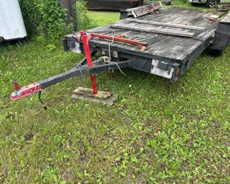Flatbed equipment trailer 