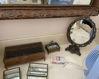 Various jewelry boxes - there is a large selection of these.