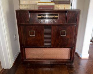 Radio/ Record Player (doesn’t work)