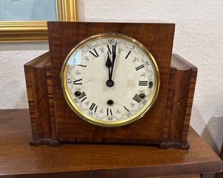 Mantel clock 