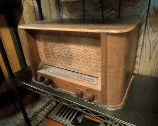 Emerson s Wood Tabletop Radio
