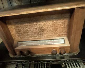 Emerson s Wood Tabletop Radio second image