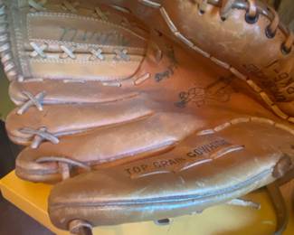 Rawlings The King Model RYB Baseball Glove