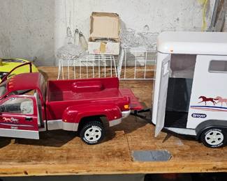 BREYER TRUCK AND HORSE TRAILER TOY