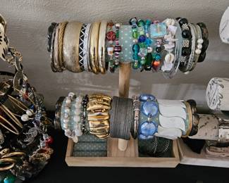 Bracelets 
